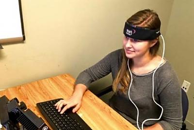 A student participates in a neuroimaging (fNIRS) study in a LCIRT re搜索 lab. 